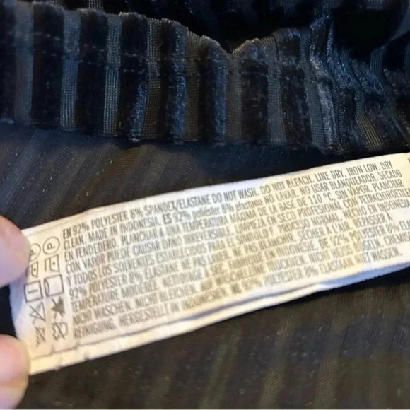 Forever 21+ Women's Vertical Ribbed Cropped
Blouse Plus Size 1X Black in EUC - Picture 4 of 6